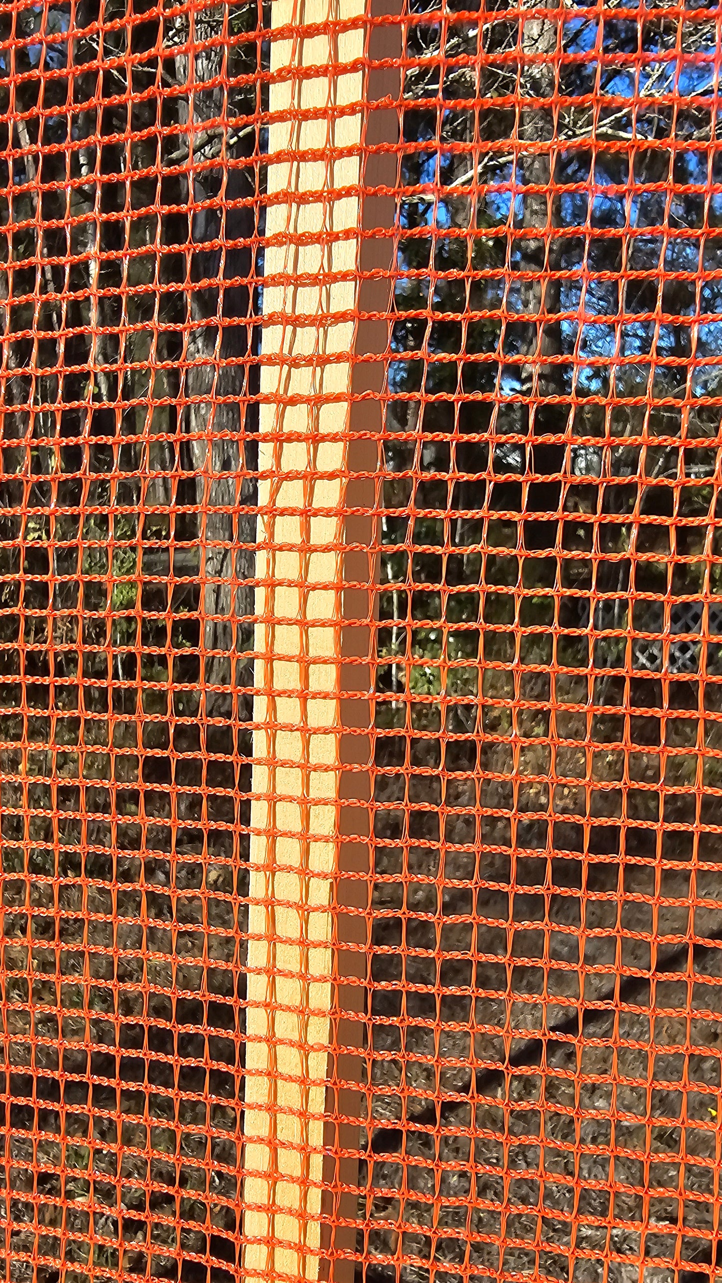 UV-resistant range barrier netting with reinforced edges