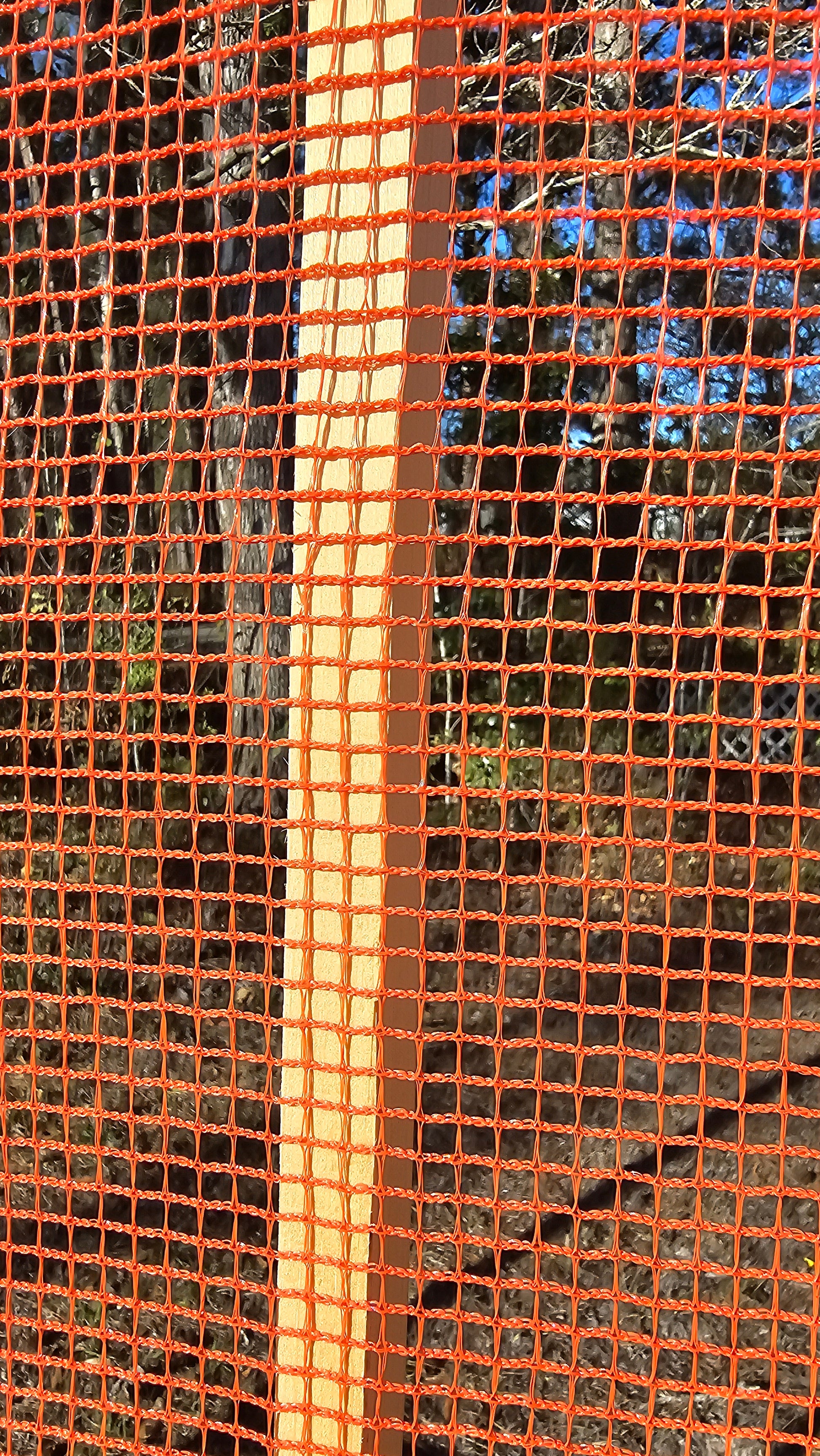 UV-resistant range barrier netting with reinforced edges